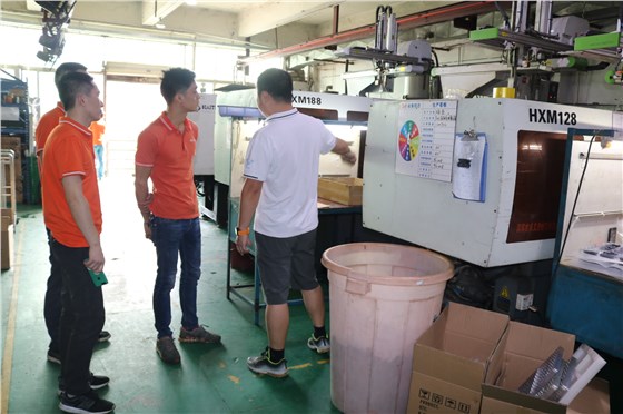 博騰納科技白夜班交接中 博騰納科技白夜班交接中