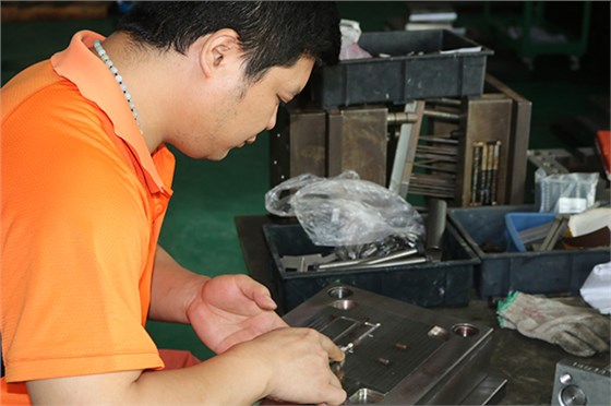 如何解決注塑模具制造廠新模「拖傷」問題呢？