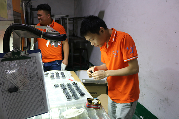 注塑模具制造廠(chǎng)：藍(lán)牙耳機(jī)模具你知多少，一測(cè)便知曉